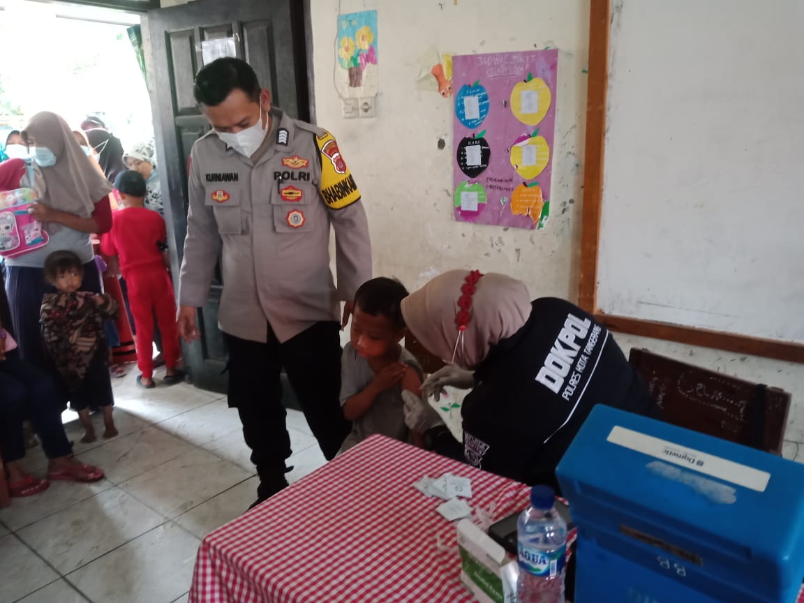 Sidokes Polsek Rajeg Polresta Tangerang Gelar Vaksinasi di SDN 3 Ranca Bango