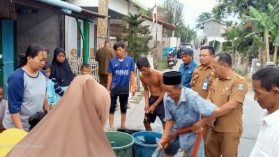 Dampak Kekeringan Warga Desa Kampung Kelor Terima Bantuan Air Bersih Dari BPBD Kabupaten Tangerang