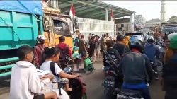 Naas Pengendara Motor Terlindas Truk Muatan Pasir di Jalan Raya Pakuhaji Desa Kayu Agung